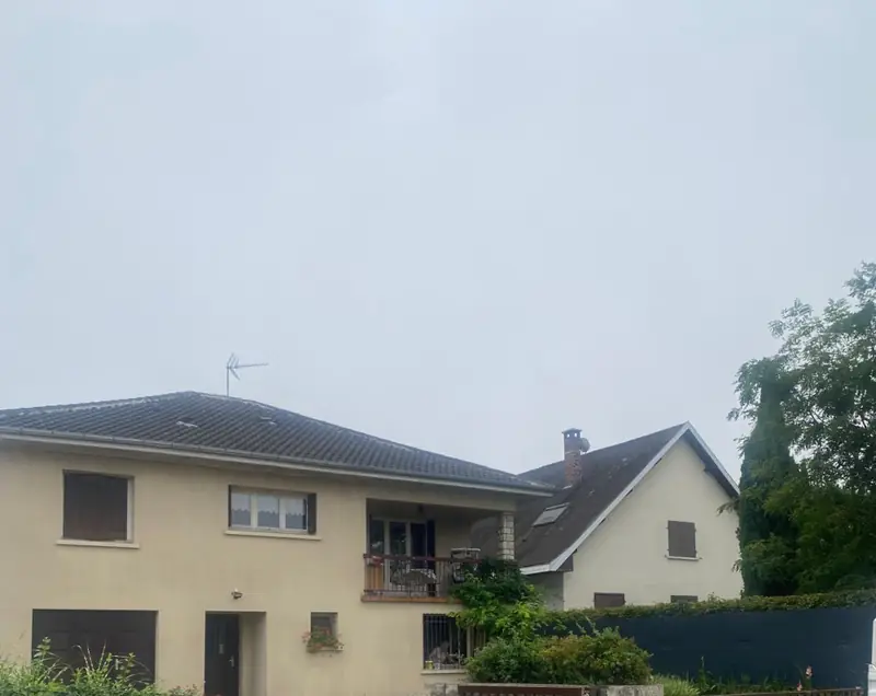 Après : La même maison, dégagée : l'arbre a été abattu.