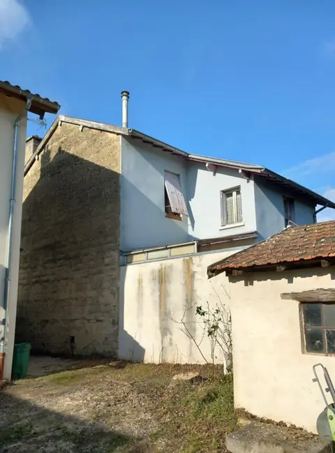 Après : Les murs de la maison dégagés, l'arbre retiré.