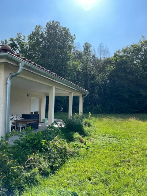 Après : Le bord de la terrasse dégagé, la pelouse rendue.